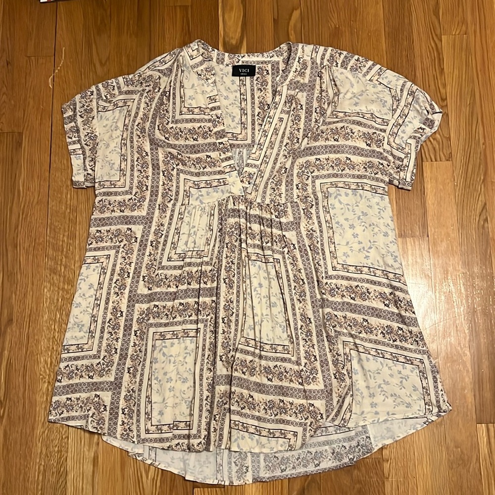 VICI short sleeve v-neck tunic size small